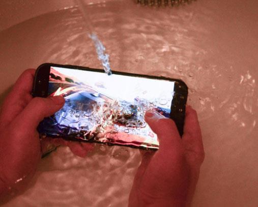 Xem cảnh mở hộp điện thoại tốt nhất trong tầm giá của Samsung, nhưng là trong bồn tắm - Ảnh 2.