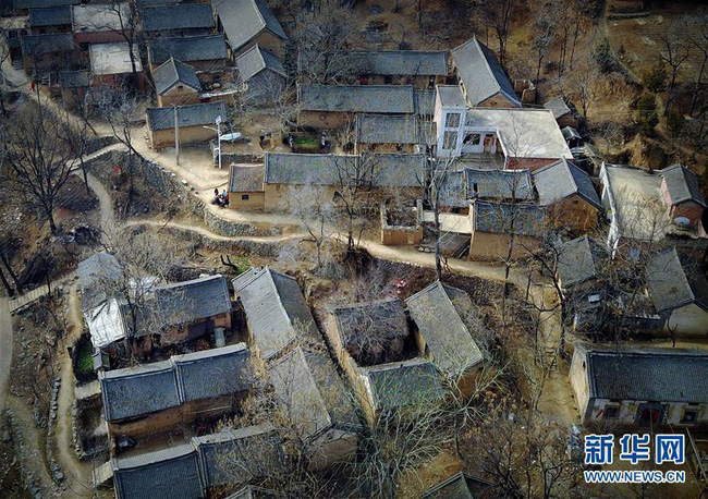 Trung Quốc: Ở nơi thâm sơn cùng cốc có một ngôi làng được làm hoàn toàn từ đá tảng rất ít người biết - Ảnh 1.
