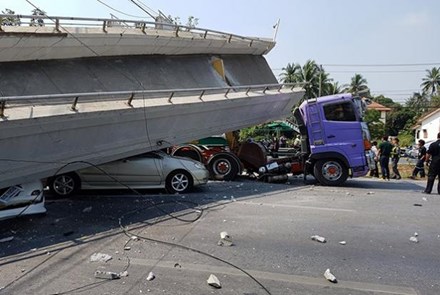 Máy xúc làm sập cầu vượt đè bẹp hàng loạt ô tô - Ảnh 1.