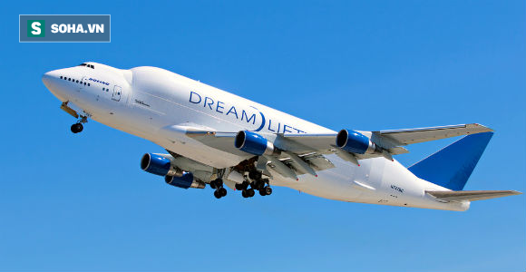 Boeing 747 Dreamlifter: Con chim sắt lưng gù dài nhất trên thế giới - Ảnh 1.