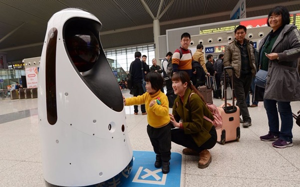 Trung Quốc làm robot cảnh sát: có khả năng theo dõi đối tượng, nhận diện khuôn mặt, phát hiện nguy cơ cháy - Ảnh 1.