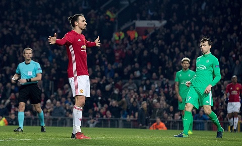 Vì sao Ibrahimovic chưa chịu gia hạn hợp đồng với Man United? - Ảnh 1.