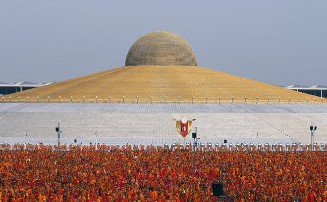 Cuộc chiến quyền lực đằng sau sự đối đầu giữa chùa Dhammakaya và cảnh sát Thái Lan - Ảnh 1.