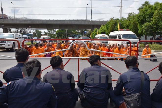 Cận cảnh cuộc đối đầu trong ngôi đền Dhammakya ở Thái Lan - Ảnh 2.