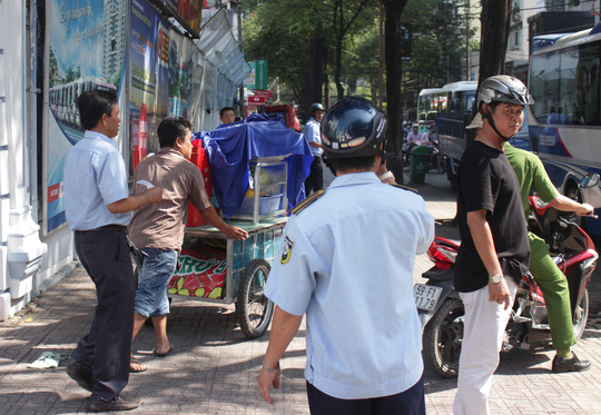 Sau cơn lốc tại quận 1, các quận khác đã làm gì trong sáng nay? - Ảnh 2.