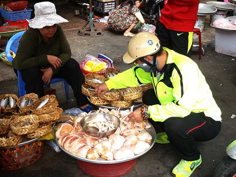 Đùi gà Mỹ 7.000 đồng/kg ‘đè bẹp’ gà Việt - Ảnh 1.
