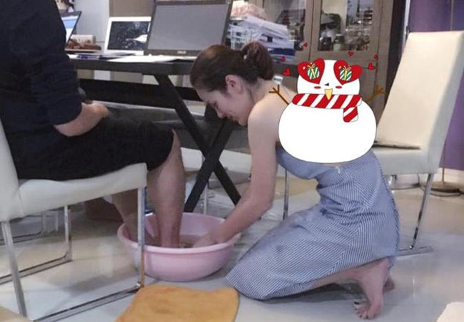 Cận ngày 8/3, bức ảnh nữ doanh nhân xinh đẹp rửa chân cho chồng vì nghĩa khiến dân mạng xôn xao - Ảnh 1.