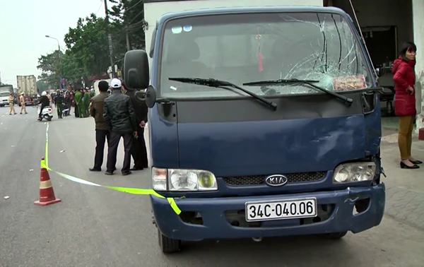 Xe tải mất lái, húc văng 5 em học sinh ở Hưng Yên - Ảnh 1.
