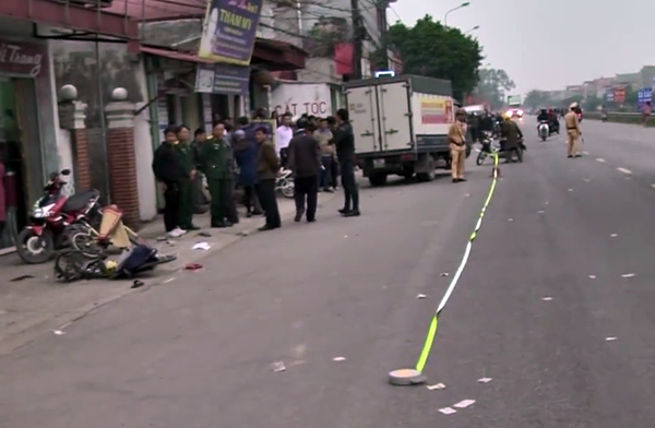 Xe tải mất lái, húc văng 5 em học sinh ở Hưng Yên - Ảnh 2.