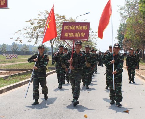 Trên thao trường huấn luyện chiến sĩ mới ở Trung đoàn Gia Định - Ảnh 1.