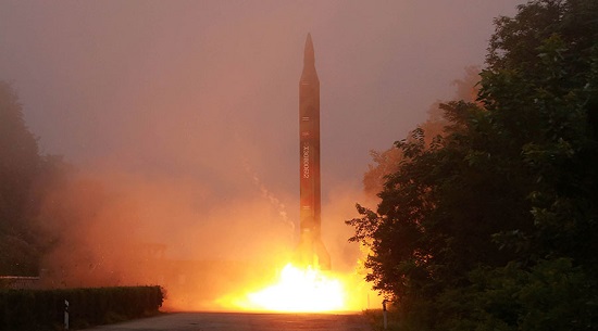 Triều Tiên thử nghiệm phóng liên tiếp tên lửa vào căn cứ quân sự Mỹ ở Nhật Bản - Ảnh 1.