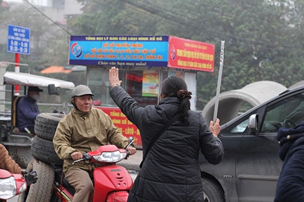 Bà bán nước 10 năm tình nguyện ra đường giải toả ùn tắc giao thông - Ảnh 2.