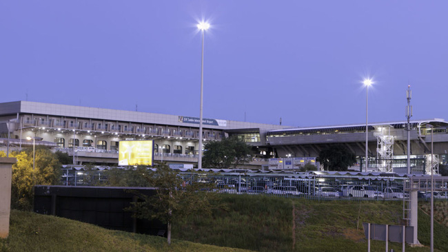 Giả làm cảnh sát, băng đảng cướp hơn 30 tỷ đồng trong container tiền tại sân bay Nam Phi - Ảnh 1.