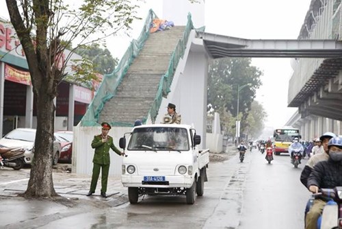 Hà Nội: Trắng đêm kẻ vạch sơn vỉa hè dành cho người đi bộ - Ảnh 2.