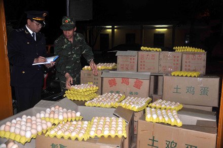 Một đêm bắt 18 nghìn quả trứng gà in chữ Trung Quốc - Ảnh 1.