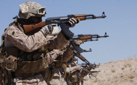 Mỹ lén lút mua súng Kalashnikov qua trung gian  - Ảnh 1.