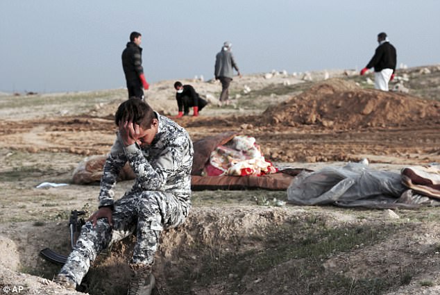 Bức ảnh thi thể bé gái quấn trong chăn gợi lên nỗi đau chiến tranh của trẻ em Iraq - Ảnh 2.
