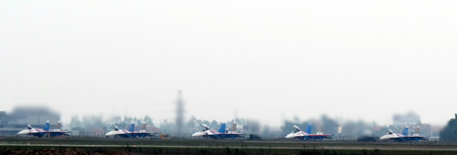 CẬP NHẬT: Chiếc Su-30SM đầu tiên đã hạ cánh xuống Nội Bài - Ảnh 1.