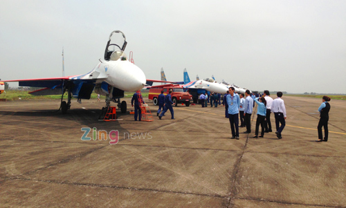 CẬP NHẬT: Chiếc Su-30SM đầu tiên đã hạ cánh xuống Nội Bài - Ảnh 2.