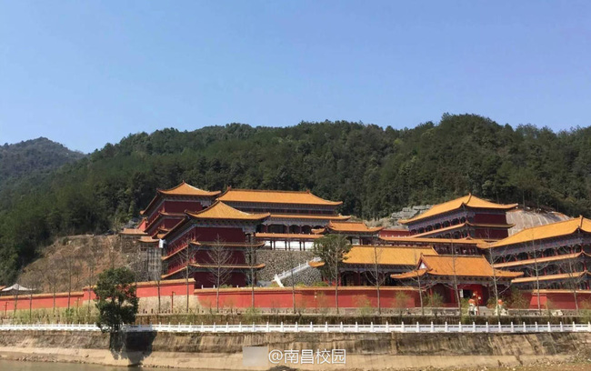 Sinh viên Trung Quốc thích thú với trường học có lối thiết kế như Hoàng cung, đi học như lên chầu - Ảnh 2.