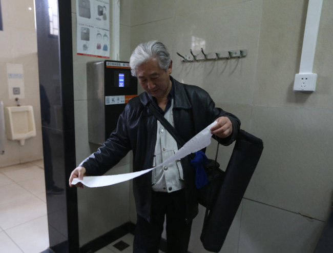 Công viên ở Bắc Kinh lắp thiết bị đặc biệt để ngăn người dân biển thủ giấy vệ sinh - Ảnh 2.
