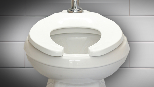 Tại sao bệ ngồi bồn cầu trong các toilet công cộng lại có hình chữ U? - Ảnh 1.