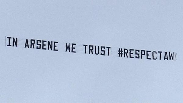 Tiết lộ BẤT NGỜ về chủ nhân thuê máy bay chở băng rôn ủng hộ Wenger - Ảnh 2.