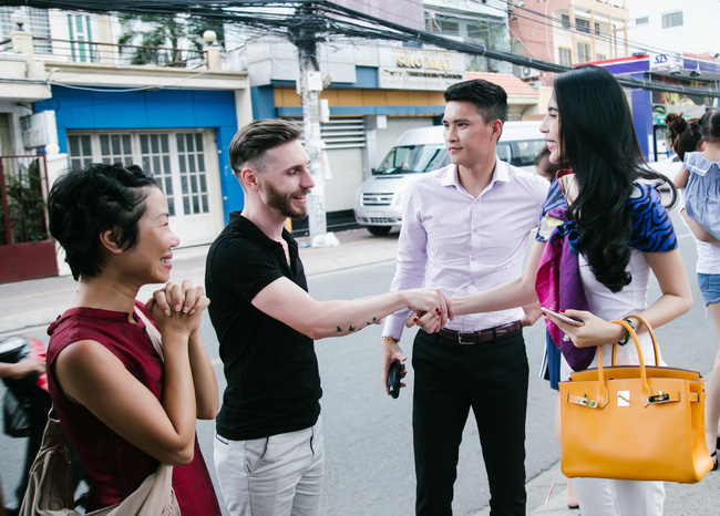 Công Vinh - Thủy Tiên tình tứ trong phóng sự đặc biệt của kênh truyền hình thế giới - Ảnh 1.