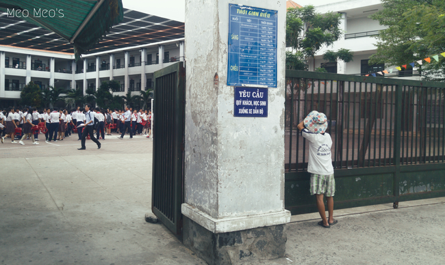  Trong sân trường là học trò áo trắng tung tăng, ngoài cổng trường là một khoảng lặng - Ảnh 1.