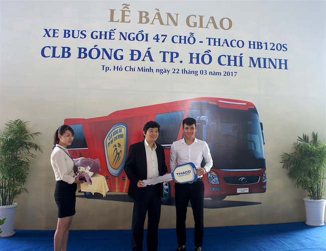 Công Vinh tậu xe bus 5,5 tỷ chở cầu thủ CLB TPHCM - Ảnh 1.