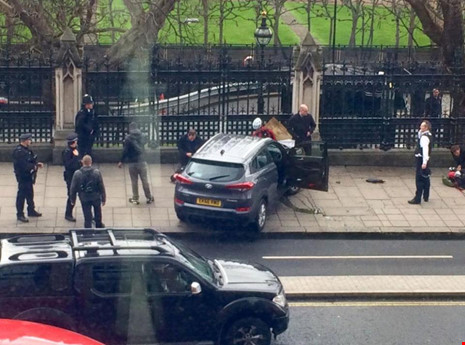 Tông xe, nổ súng trước cửa tòa nhà Quốc hội Anh - Ảnh 2.