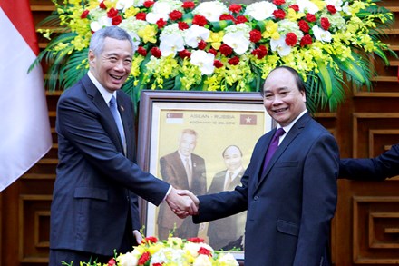 Thủ tướng Nguyễn Xuân Phúc tặng Thủ tướng Singapore món quà độc đáo - Ảnh 2.