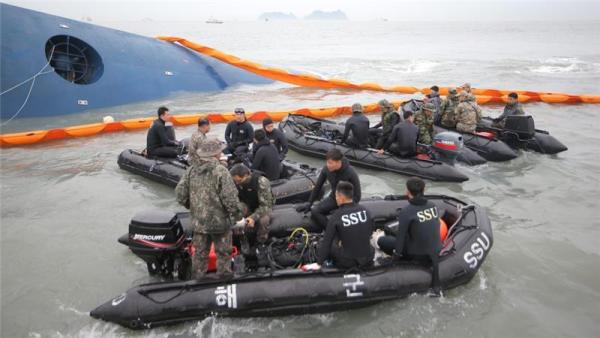 Nỗi ám ảnh của những người thợ lặn tìm kiếm nạn nhân trong vụ lật phà Sewol - Ảnh 1.