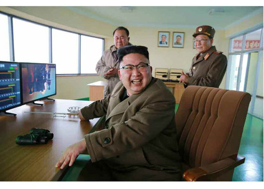 Ai dám ngồi trên lưng ông Kim Jong-un? - Ảnh 1.