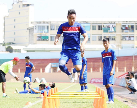 HLV Hoàng Anh Tuấn lo sốt vó với các trụ cột U20 Việt Nam - Ảnh 2.