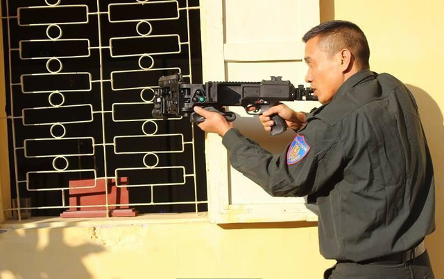 Những khẩu súng đặc biệt của Công an Việt Nam - Ảnh 3.