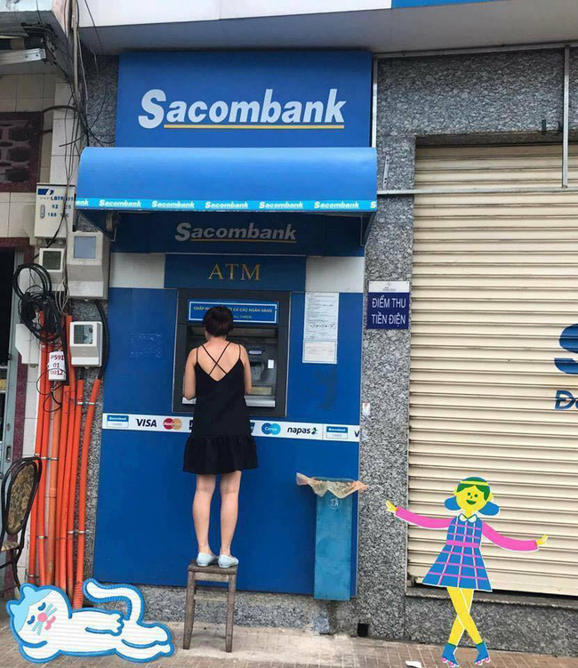 Cận cảnh cây ATM trong bức ảnh gây bão MXH: Cô gái bắc ghế rút tiền vì bậc thềm đã bị dỡ bỏ - Ảnh 1.