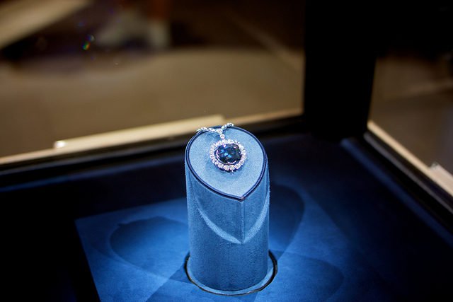 Viên kim cương Hope: một trong những viên đá quý nổi tiếng nhất trong lịch sử - Ảnh 1.