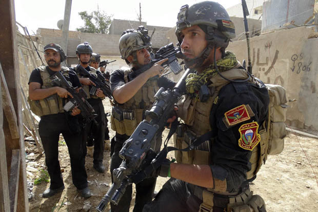 Điều đặc biệt trên quân phục hé lộ hiểm nguy với lính Mỹ ở Mosul từ khi Trump nắm quyền - Ảnh 1.