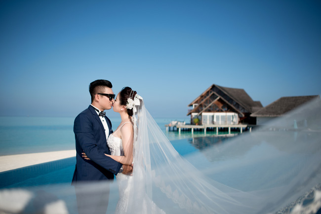 Hậu đám cưới 6 tỷ, nữ đại gia Bình Phước tiếp tục gây sốt với bộ ảnh cưới đẹp nao lòng tại Maldives và Singapore - Ảnh 1.