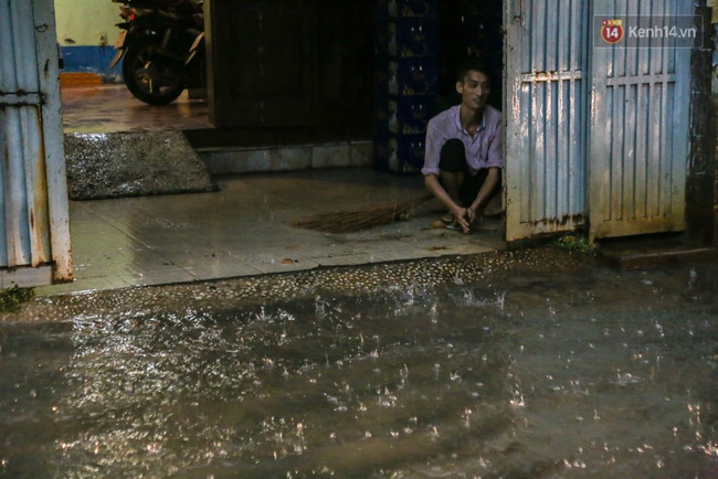 Chùm ảnh: Chiều tối ngày cá tháng Tư, nhiều tuyến đường ở Sài Gòn vẫn còn chìm trong biển nước! - Ảnh 2.