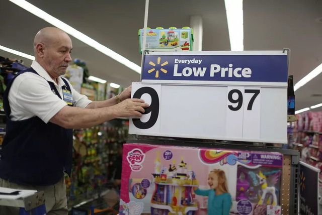 Amazon quyết khô máu với Walmart trong cuộc chiến về giá khiến các nhãn hiệu lãnh đủ - Ảnh 1.