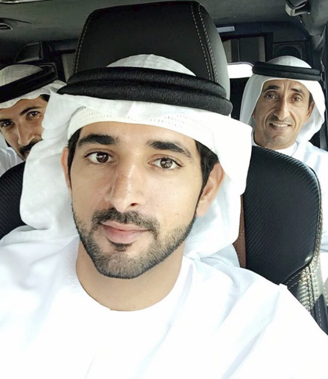 Thái tử đẹp trai của Dubai mang xe sang ra giải cứu xe tải mắc kẹt giữa sa mạc - Ảnh 2.