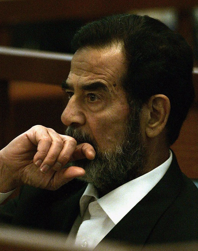 Những giây phút cuối cùng của Saddam Hussein trước khi bước lên giá treo cổ - Ảnh 4.