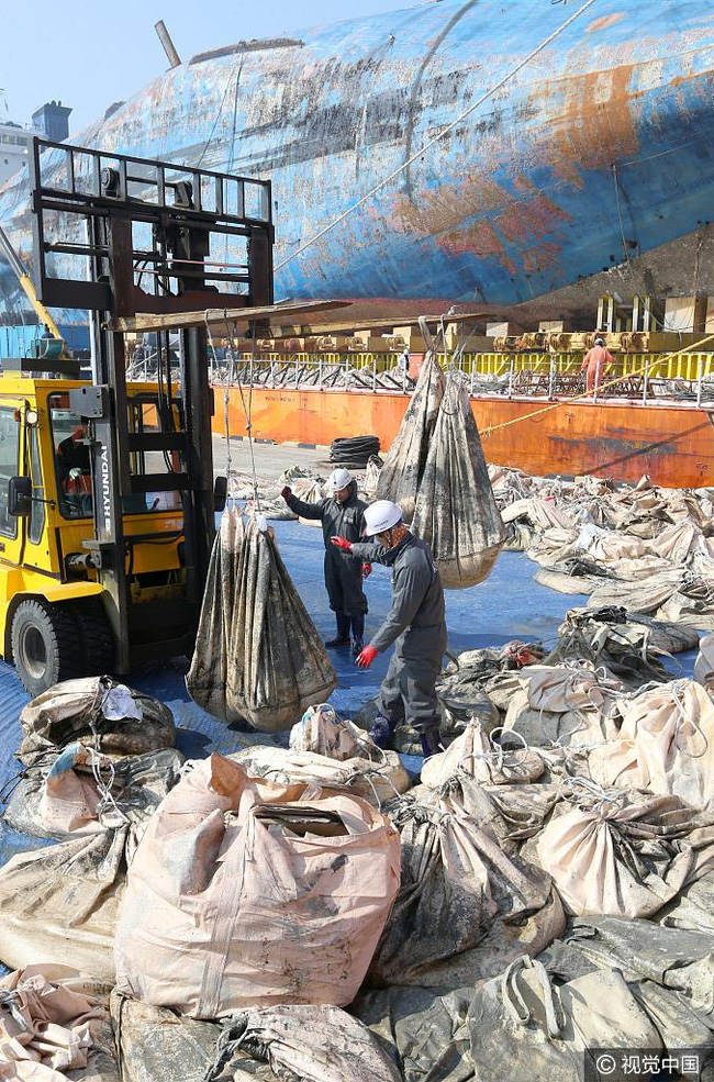 Những di vật được tìm thấy trong xác phà Sewol sau 3 năm chìm dưới đáy đại dương - Ảnh 1.