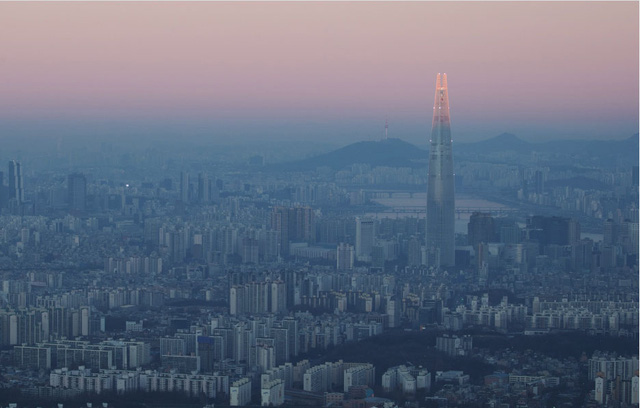 Vẻ đẹp của tòa tháp Lotte, công trình bị gán với lời nguyền nhà chọc trời - Ảnh 1.