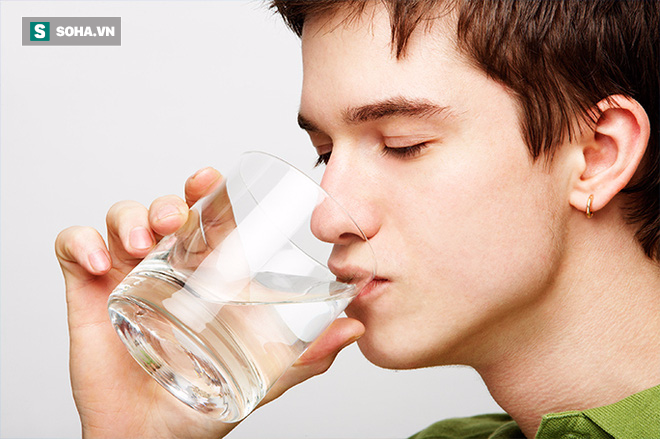 Chuyên gia cảnh báo: Nhiều người đang uống nước sai cách, có thể gây ngộ độc nước - Ảnh 1.