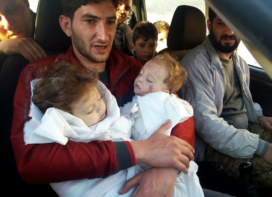 Người cha vĩnh biệt 2 con sinh đôi sau vụ tấn công hóa học ở Syria - Ảnh 1.