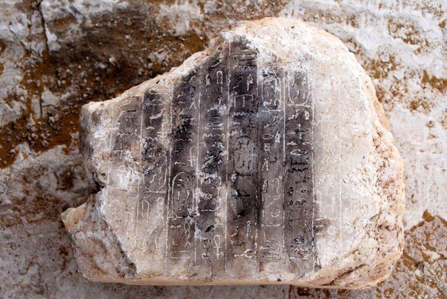 Vừa lộ diện kim tự tháp bí ẩn có niên đại 3700 năm - Ảnh 1.