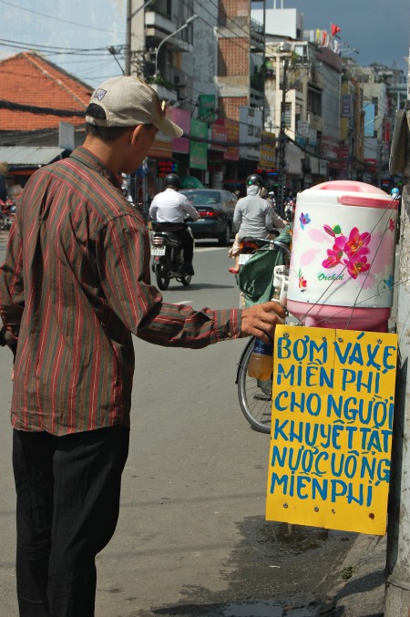 Chậu mồng tơi, bình trà đá kể về sự hào hiệp dễ thương giữa Sài Gòn phồn hoa - Ảnh 1.